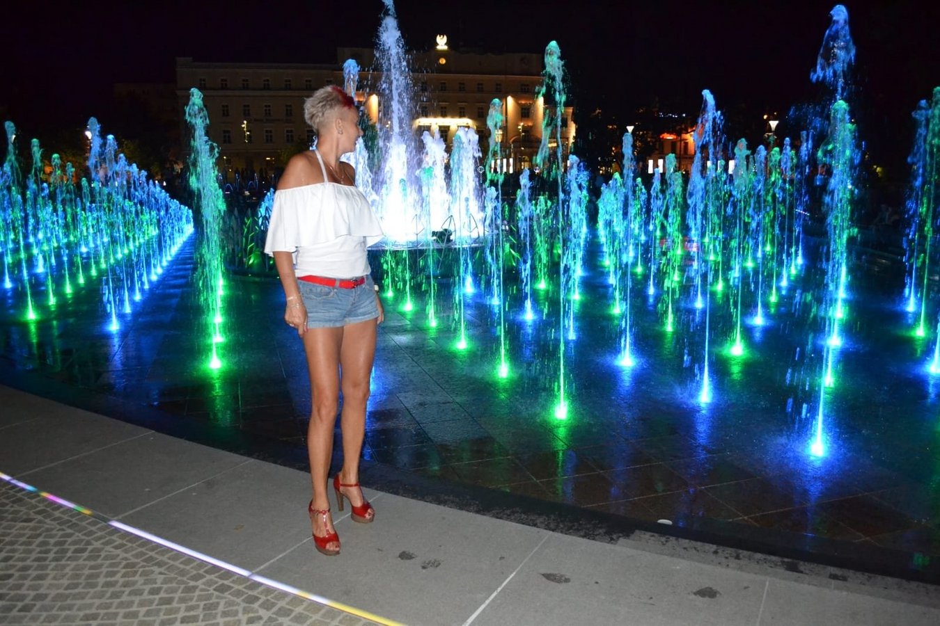Agatha che ammira delle bellissime fontane illuminate