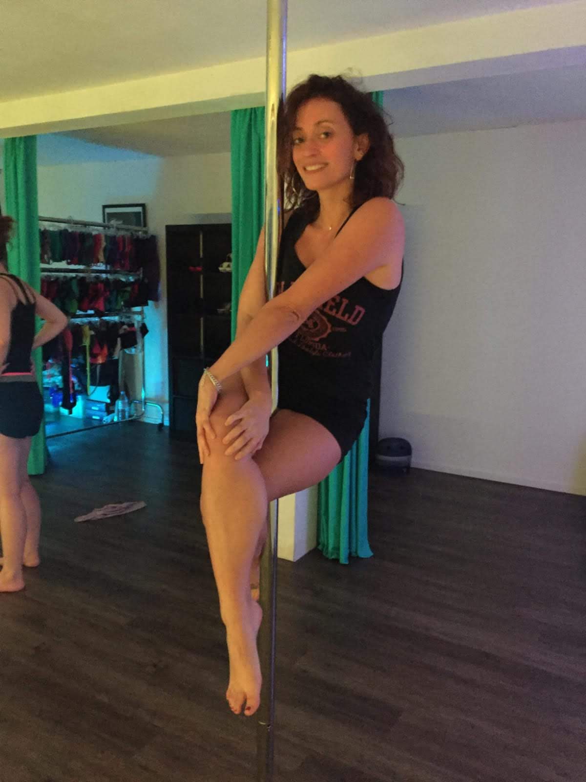 Camila poledance