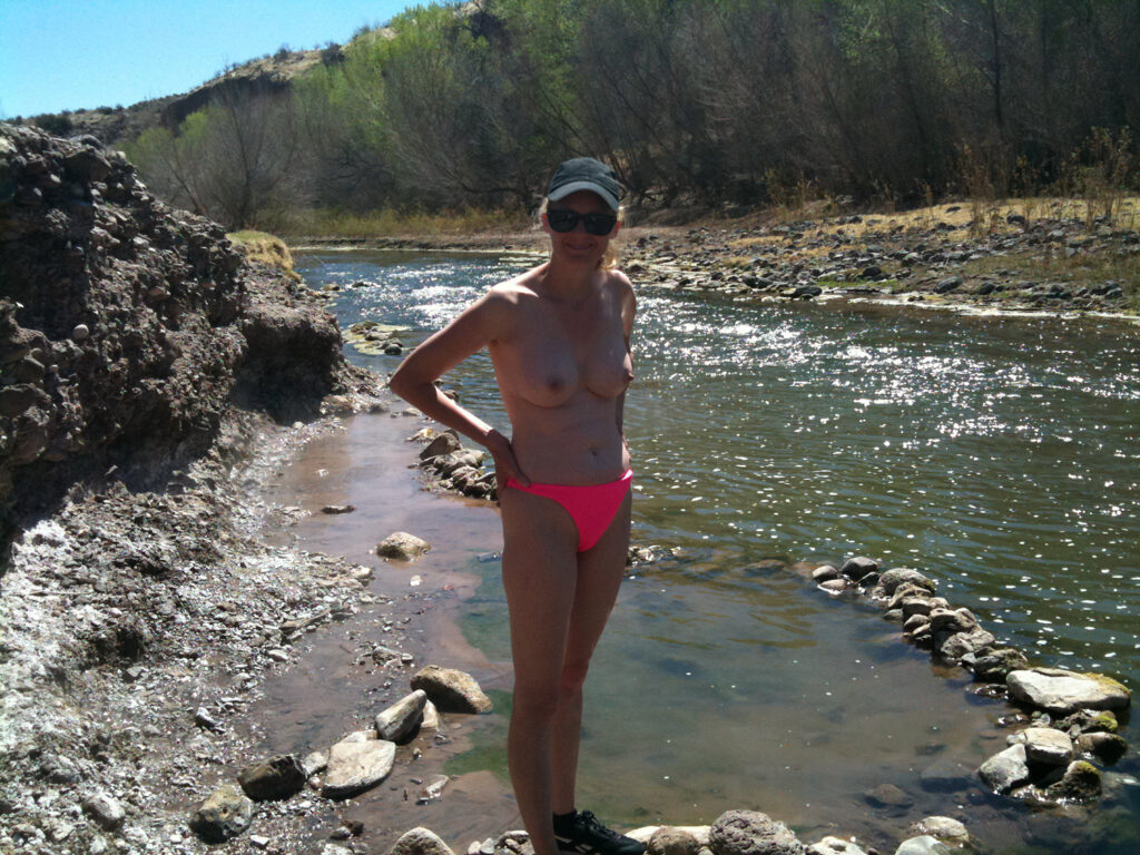 Monica al fiume in topless e perizoma