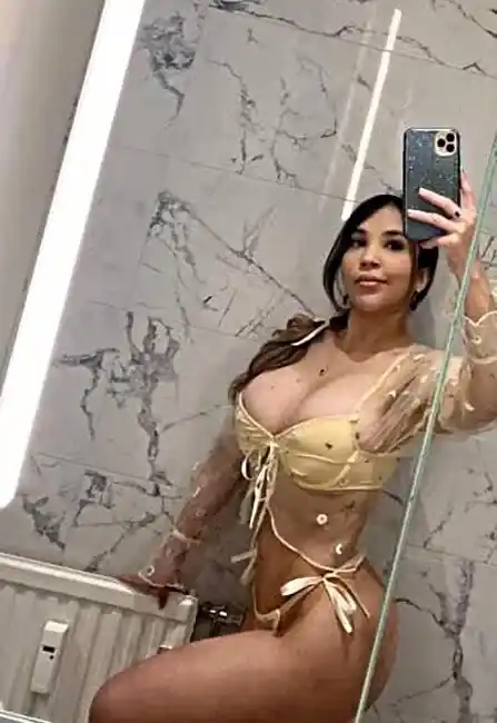Sexy selfie in doccia di Violetta